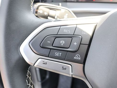 Used 2025 Volkswagen Tiguan SE image 18