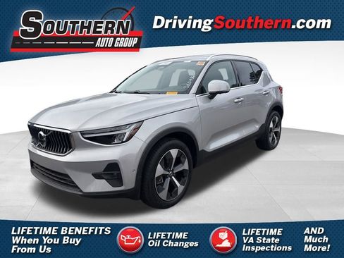 Used 2025 Volvo XC40 B5 Plus AWD/4WD image 1