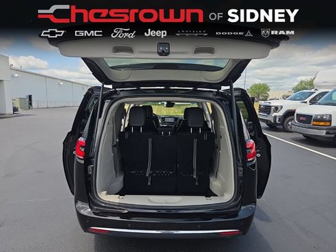 Used 2024 Chrysler Pacifica Touring-L w/ Uconnect Theater Family Group AWD/4WD image 14