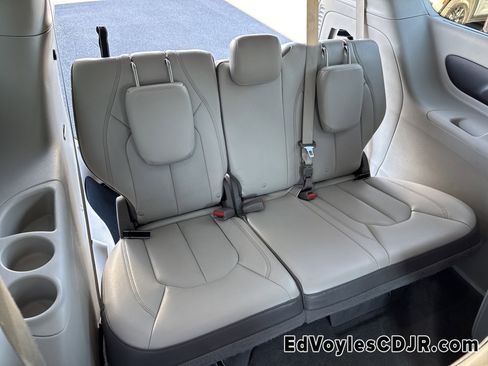 Used 2019 Chrysler Pacifica Touring-L image 21