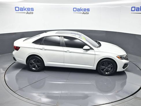 Used 2022 Volkswagen Jetta SE w/ Panoramic Sunroof Package FWD image 49