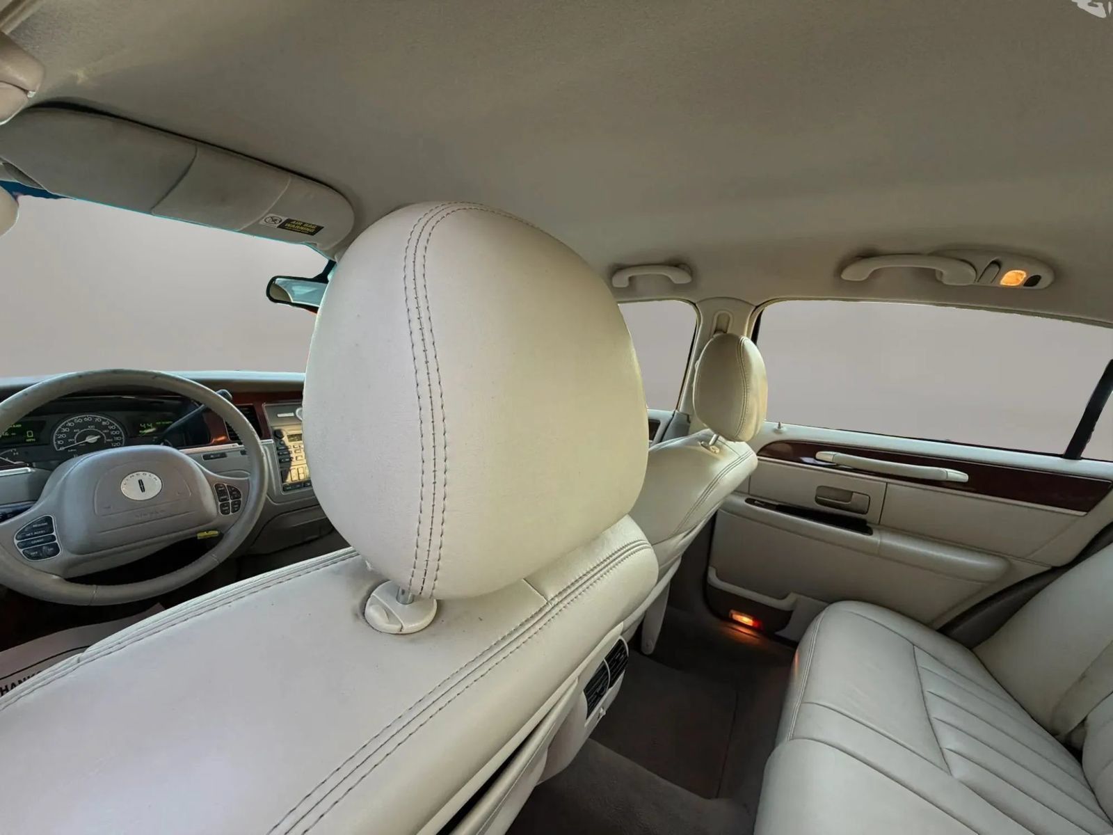 Used 2003 Lincoln Town Car Executive RWD image 22