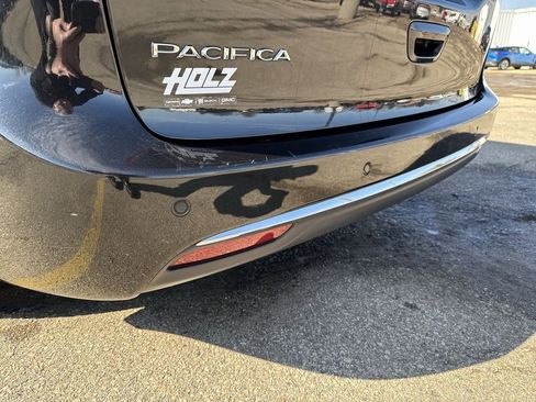 Used 2023 Chrysler Pacifica Touring-L image 4