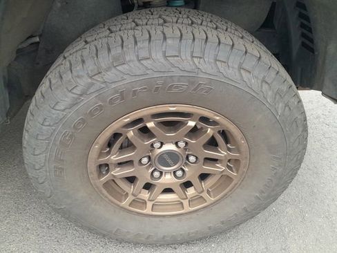 Used 2017 Toyota Tacoma TRD Off-Road w/ Tow Package image 21