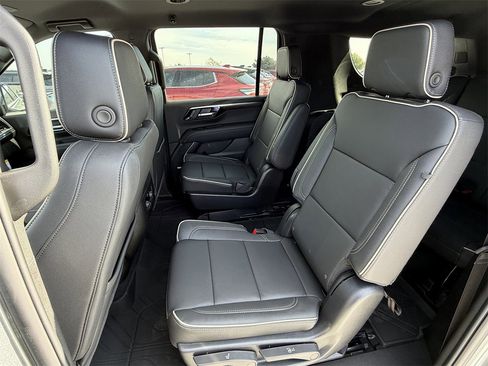 New 2026 Chevrolet Suburban Premier image 24