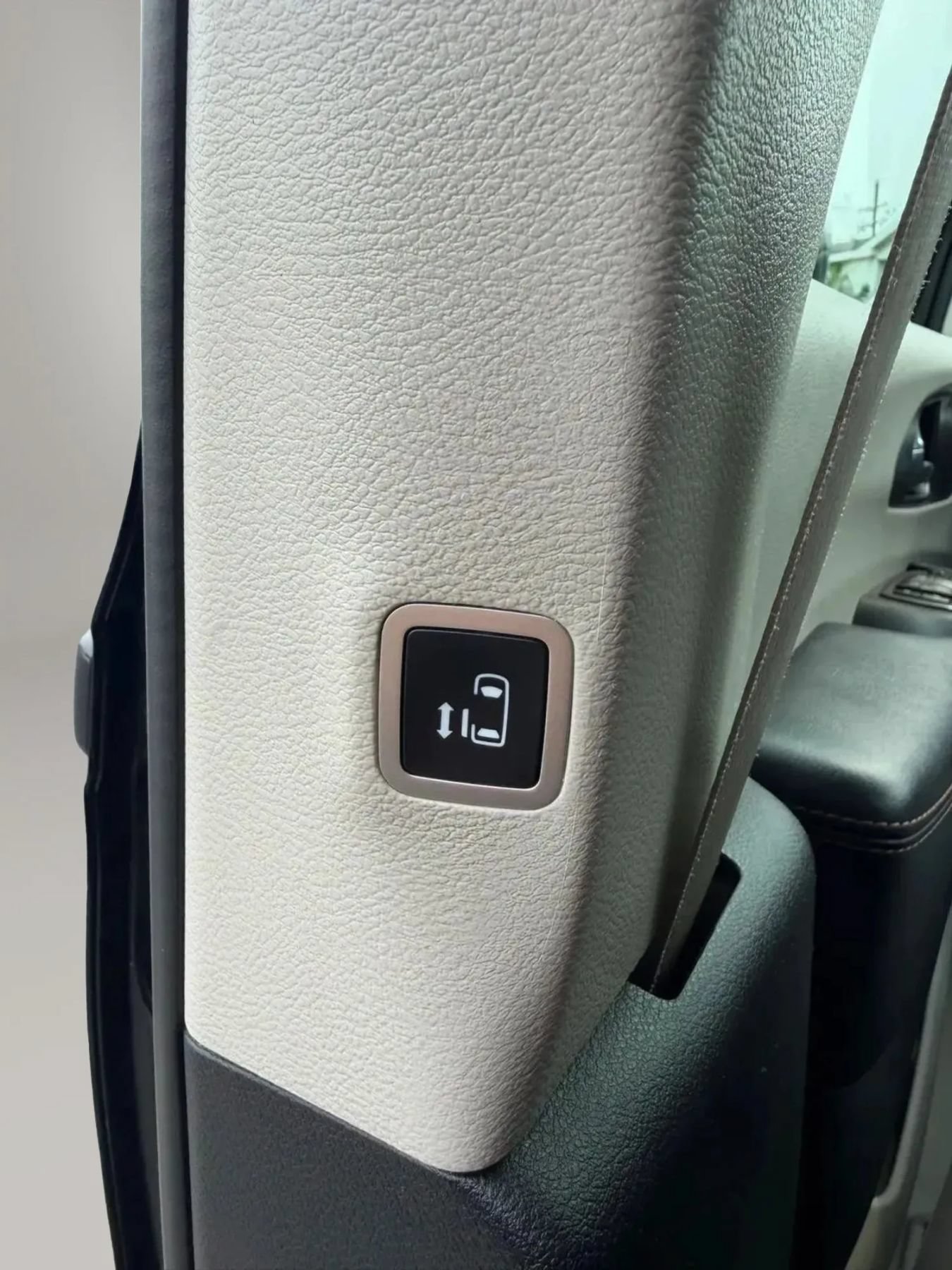 Used 2020 Chrysler Pacifica Touring-L FWD image 21
