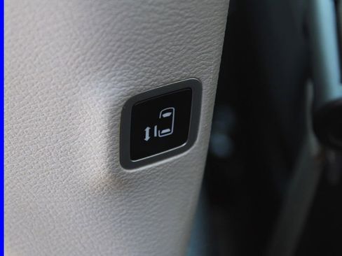 Used 2023 Chrysler Voyager LX image 27