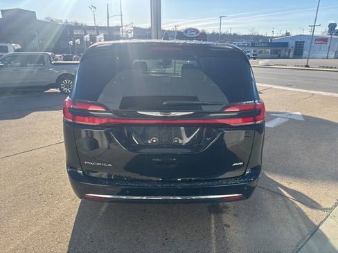 Used 2026 Chrysler Pacifica Select image 5