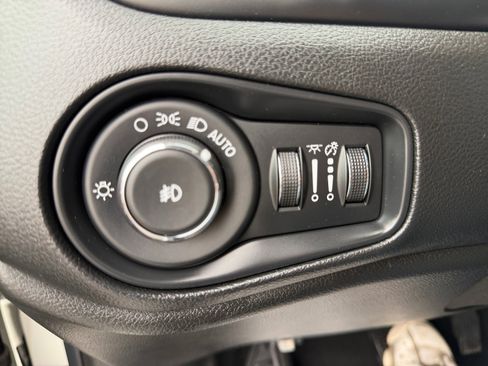 Used 2020 Jeep Renegade Altitude FWD image 12