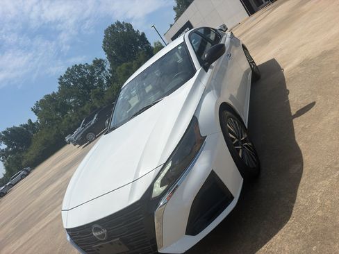 Used 2025 Nissan Altima 2.5 SV FWD image 1