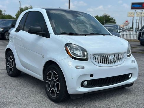 Used 2016 smart fortwo pure RWD image 4