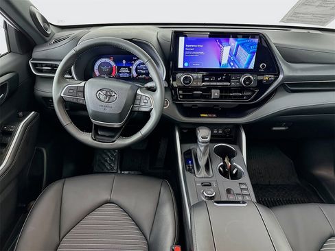 Certified 2025 Toyota Highlander XSE image 24