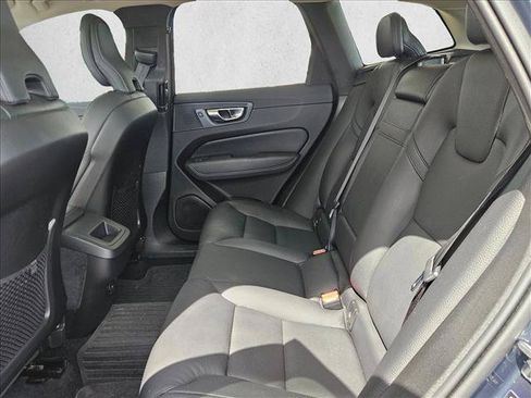 Used 2022 Volvo XC60 B5 Momentum w/ Advanced Package FWD image 15