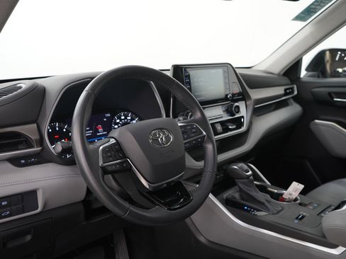 Used 2021 Toyota Highlander XLE FWD image 26