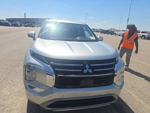Used 2025 Mitsubishi Outlander SE FWD image 2