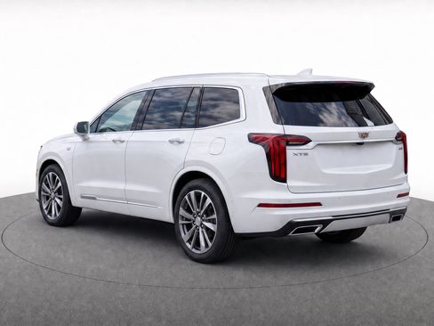 Used 2022 Cadillac XT6 Premium Luxury w/ Technology Package FWD image 3