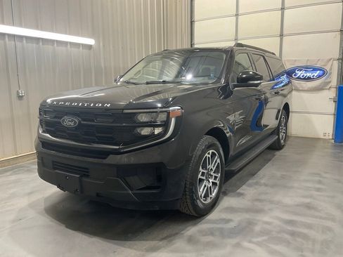 Used 2025 Ford Expedition Max Active AWD/4WD image 3