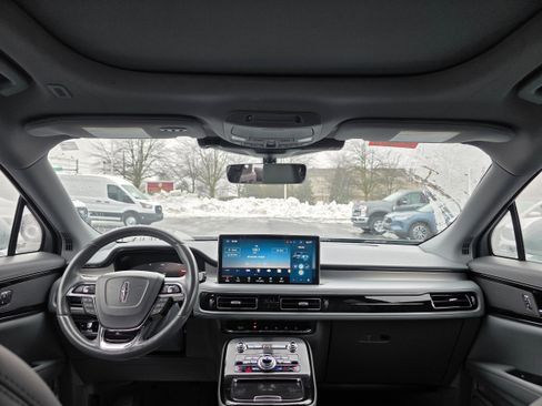 Used 2023 Lincoln Nautilus Reserve image 11