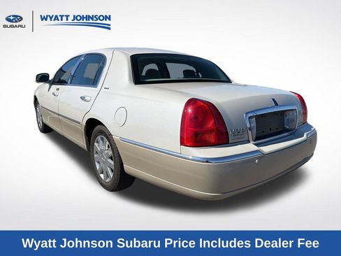 Used 2005 Lincoln Town Car Signature Limited RWD image 3