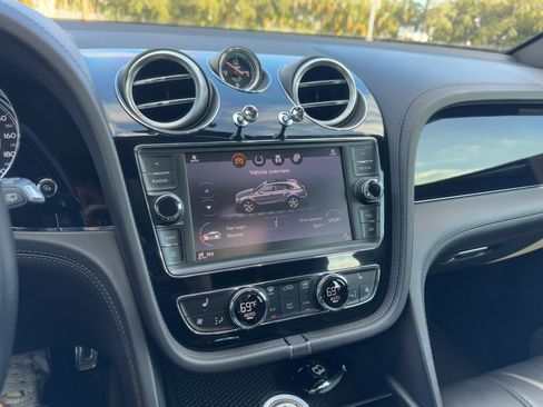 Used 2019 Bentley Bentayga image 18