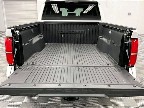Used 2025 Toyota Tacoma SR5 AWD/4WD image 32