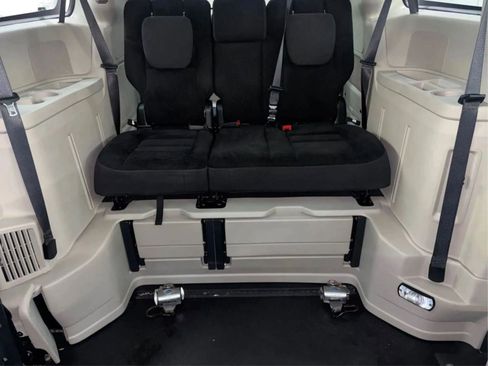 Used 2018 Dodge Grand Caravan SE FWD image 20