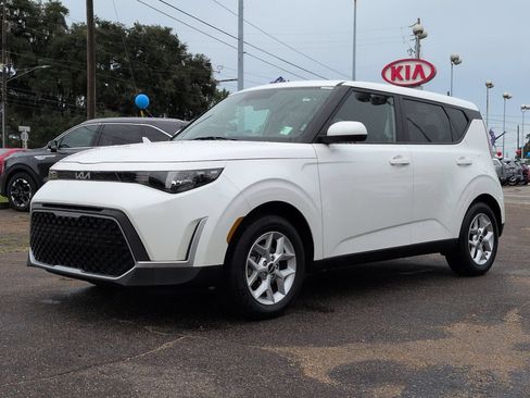 Used 2025 Kia Soul LX w/ LX Technology Package FWD image 2