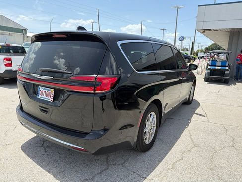 Used 2025 Chrysler Pacifica Select FWD image 3