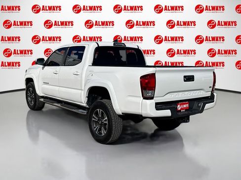 Used 2017 Toyota Tacoma TRD Sport image 9
