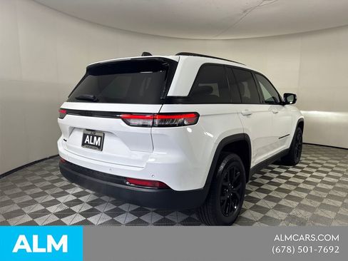 Used 2025 Jeep Grand Cherokee Altitude AWD/4WD image 6