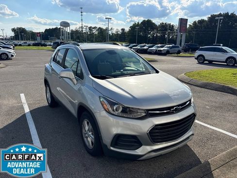 Used 2019 Chevrolet Trax LT w/ Sun & Sound Package FWD image 1