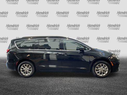 Used 2022 Chrysler Pacifica Touring-L image 10