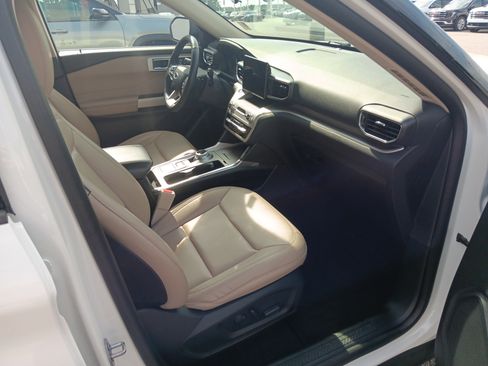 Used 2020 Ford Explorer XLT w/ Equipment Group 202A RWD image 19