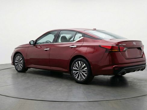Used 2025 Nissan Altima 2.5 SV FWD image 6