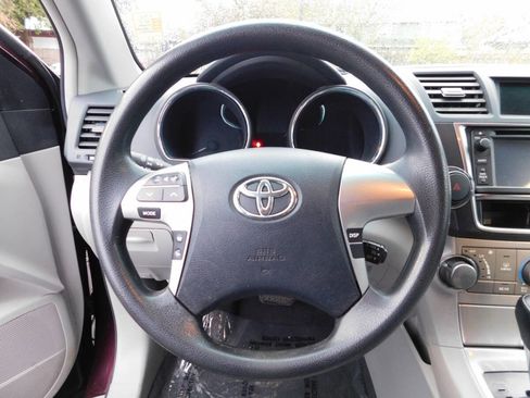 Used 2013 Toyota Highlander Limited w/ Cold Weather Pkg image 10