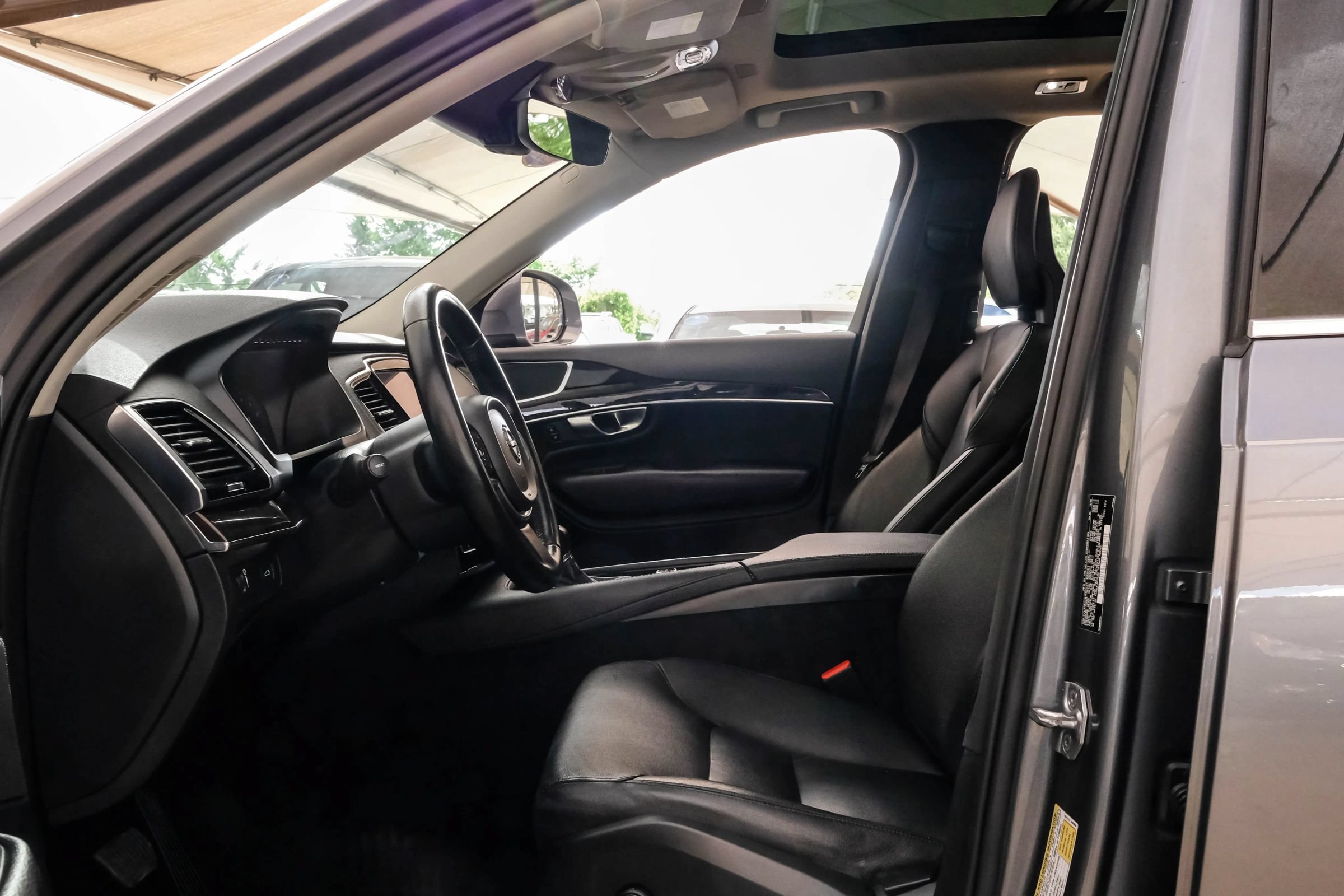 Used 2017 Volvo XC90 T5 Momentum w/ Vision Package FWD image 4
