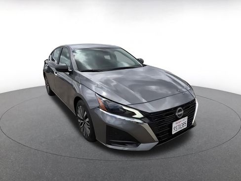 Used 2025 Nissan Altima 2.5 SV image 3