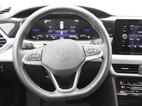 Used 2025 Volkswagen Taos SE AWD/4WD image 18