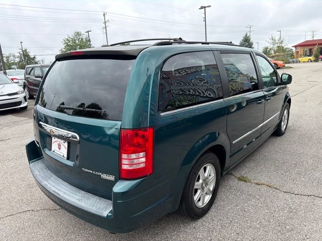Used 2009 Chrysler Town & Country Touring w/ Entertainment Group #2 FWD image 6