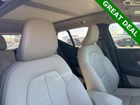 Used 2022 Volvo XC40 T5 Momentum image 12