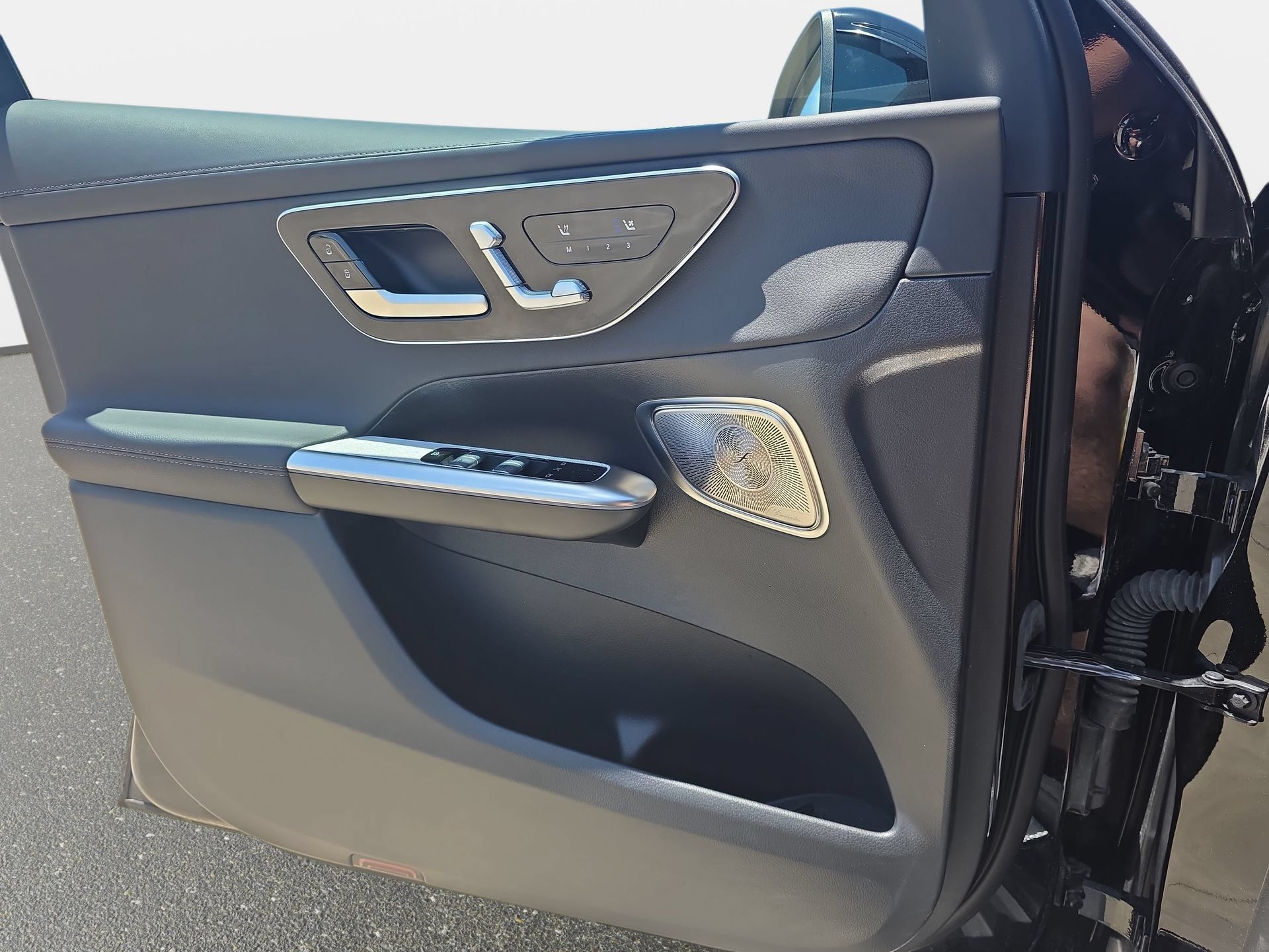 Used 2025 Mercedes-Benz GLC 300 4MATIC image 26