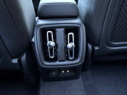 Certified 2025 Volvo XC40 B5 Plus AWD/4WD image 17