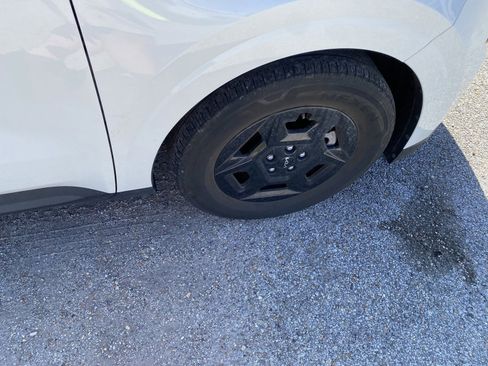 Used 2025 Kia Carnival image 8