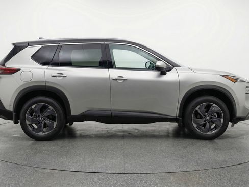 Used 2025 Nissan Rogue SV FWD image 11