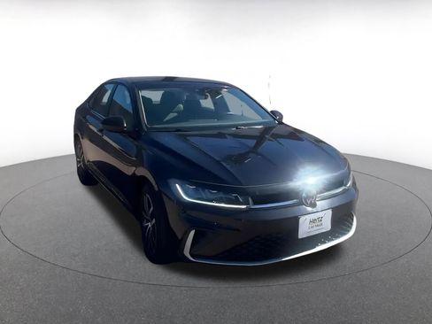 Used 2025 Volkswagen Jetta SE image 3