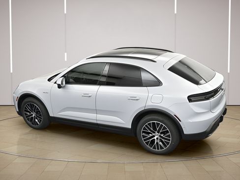 New 2026 Porsche Macan Electric RWD image 36