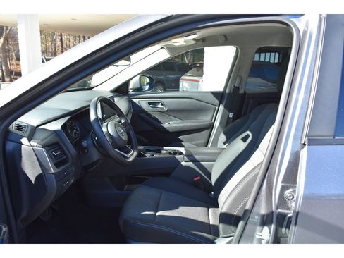 Used 2024 Nissan Rogue SV image 10