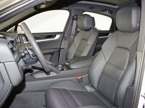 Used 2025 Porsche Cayenne Coupe image 5