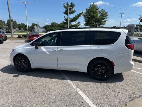 New 2025 Chrysler Pacifica Limited w/ Uconnect Theater Family Group image 18