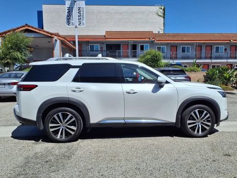 Certified 2025 Nissan Pathfinder Platinum w/ Cargo Package FWD image 23